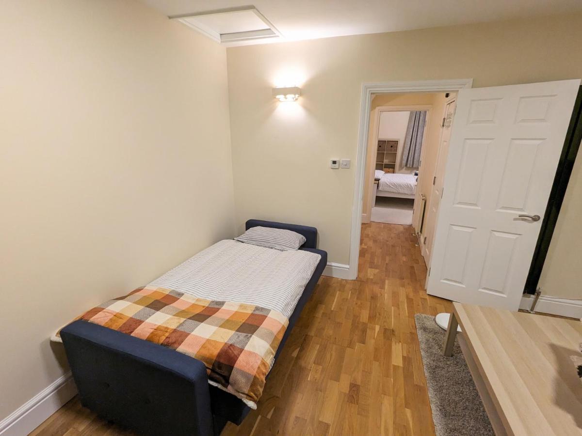 Guildford Station With Parking Apartment Bagian luar foto