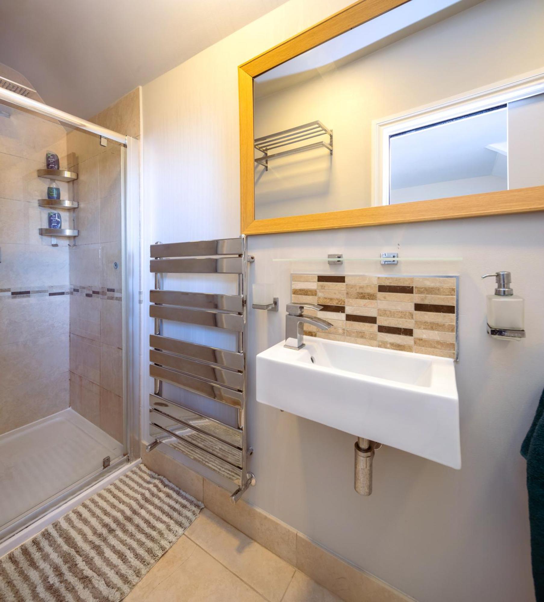Guildford Station With Parking Apartment Bagian luar foto