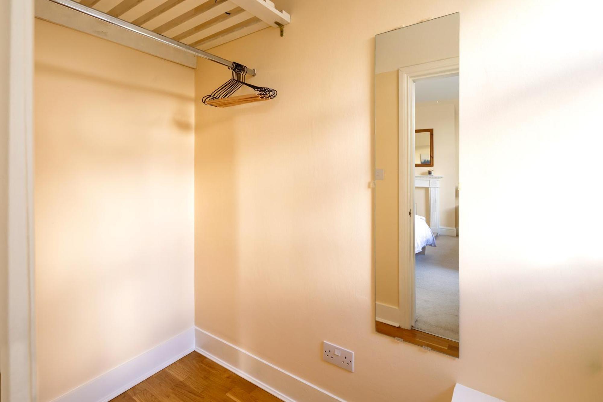 Guildford Station With Parking Apartment Bagian luar foto